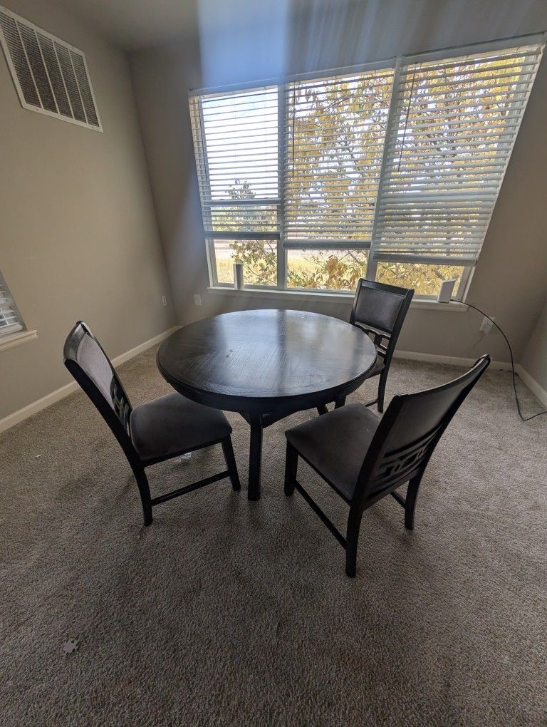 Table Set With 3 Chairs