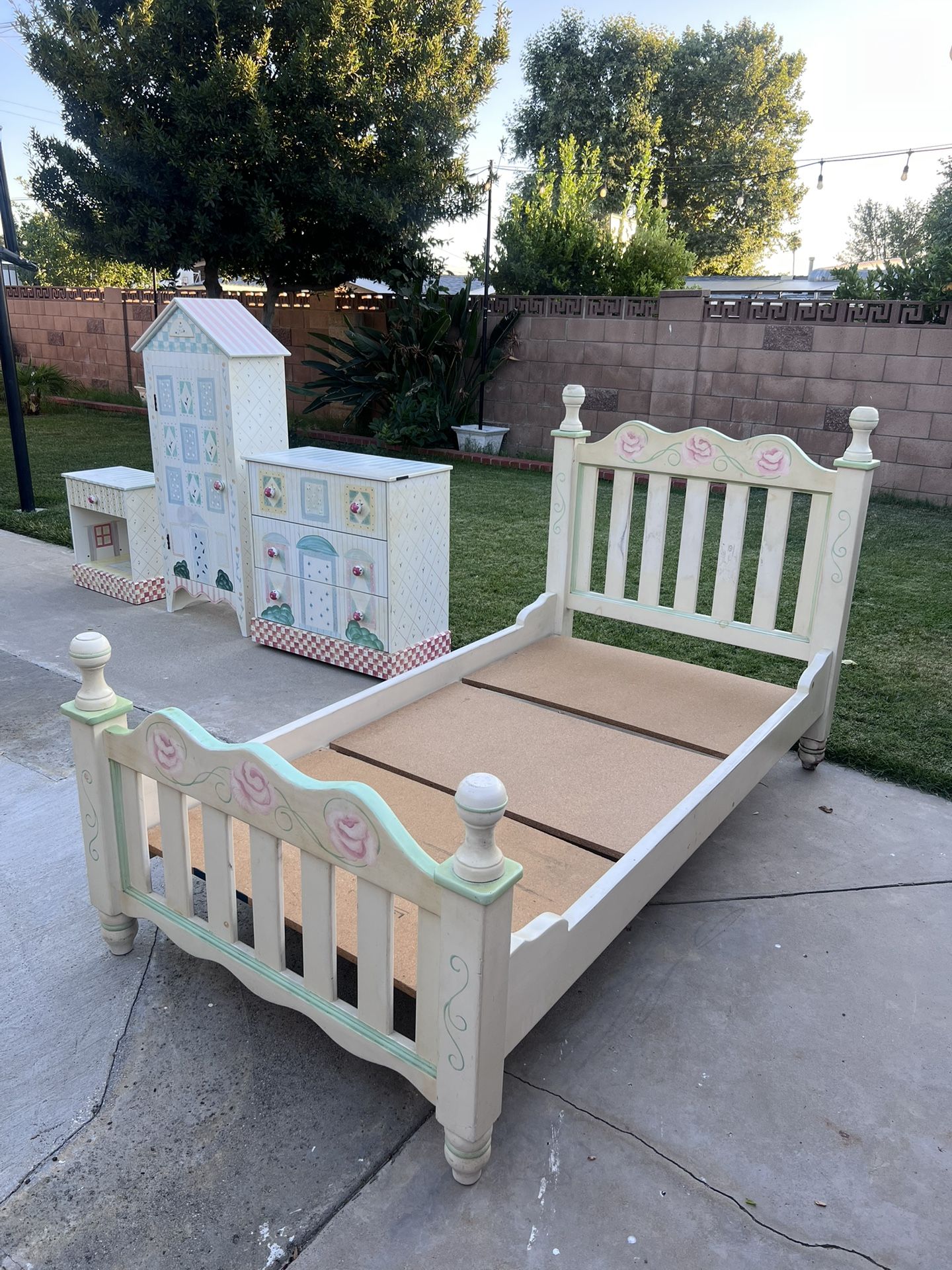 Twin Bed 4 Piece Set