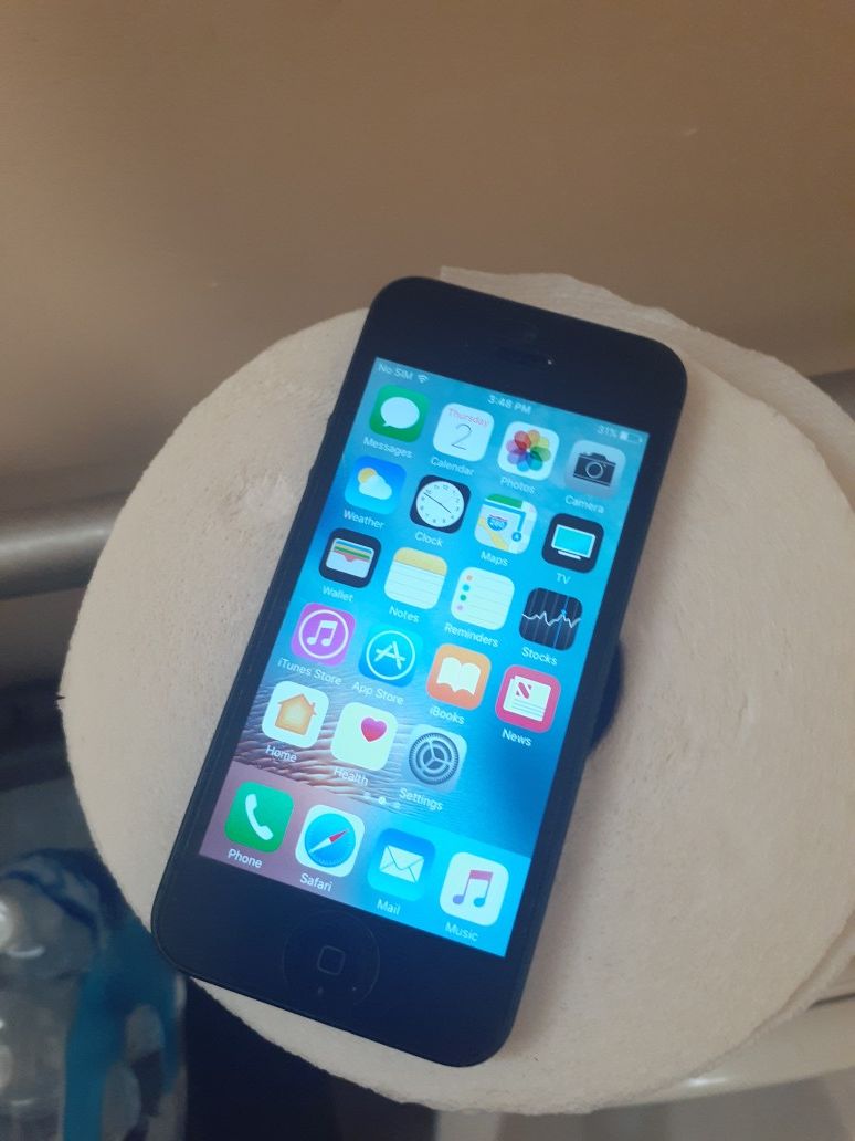 iPhone 5 factory unlocked 32g mint condition