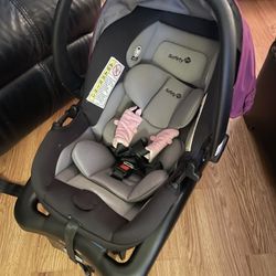 Graco Rarely Used Like New Infant Car seat And Base 