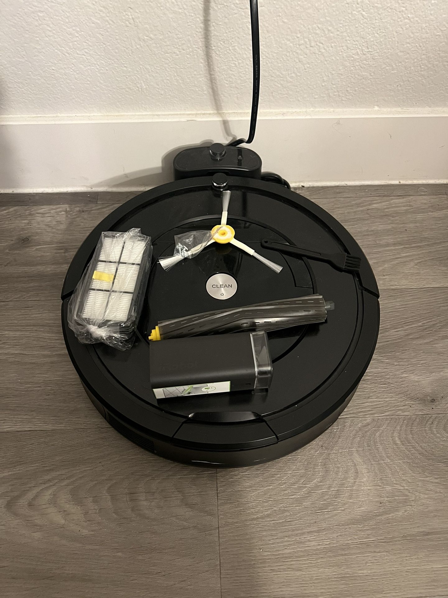 iRobot 805 Vacuum Robot With Extras