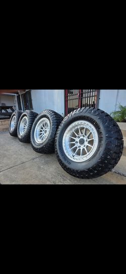 17" LOCK Baja rims w/ 33" RT tires