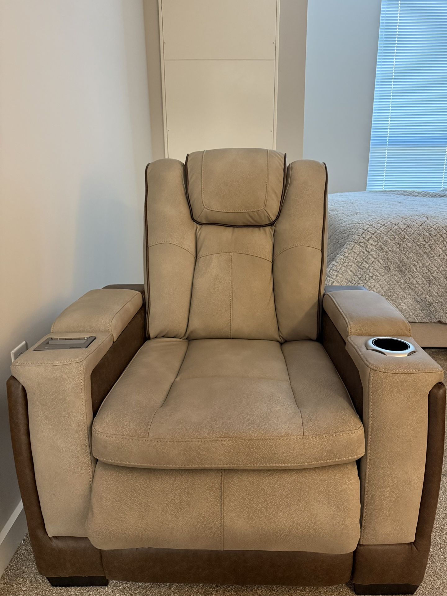 Power Recliner With Power Headrest $400