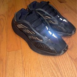 Adidas Yeezv 700 V3 'Clav Brown'