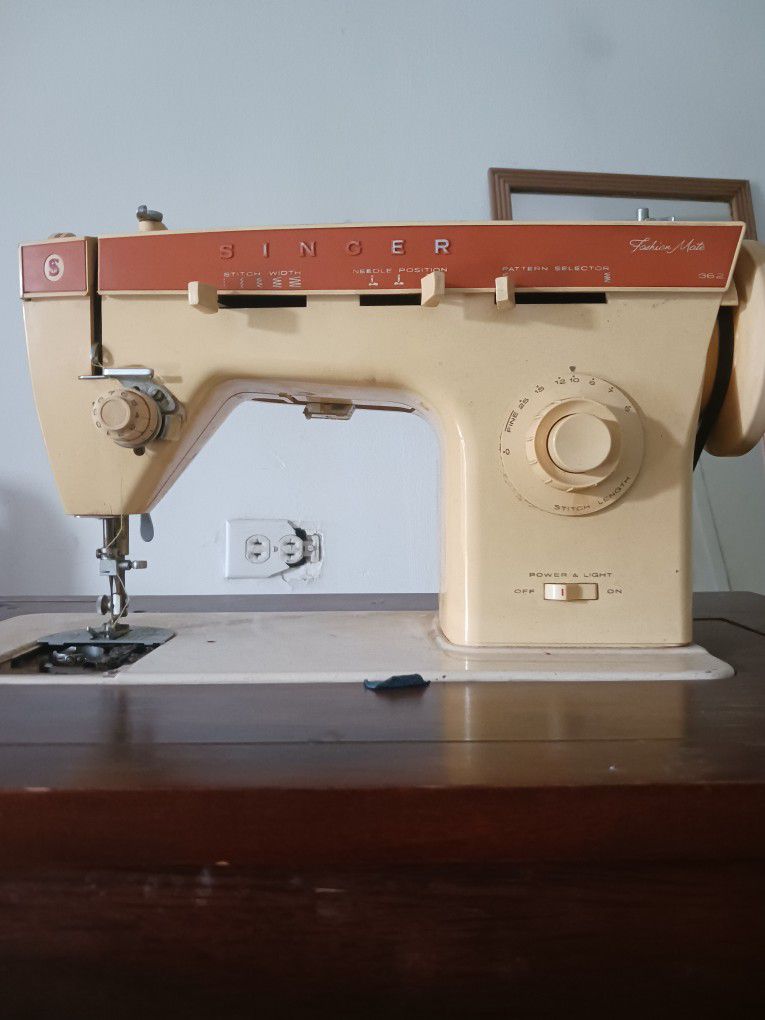Singer Sewing Machine made In Italy 