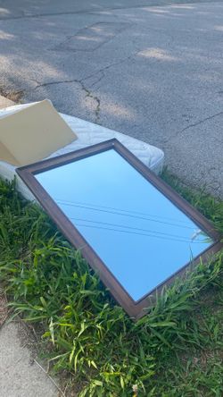 Nice mirror free on the corner of Arthur ave