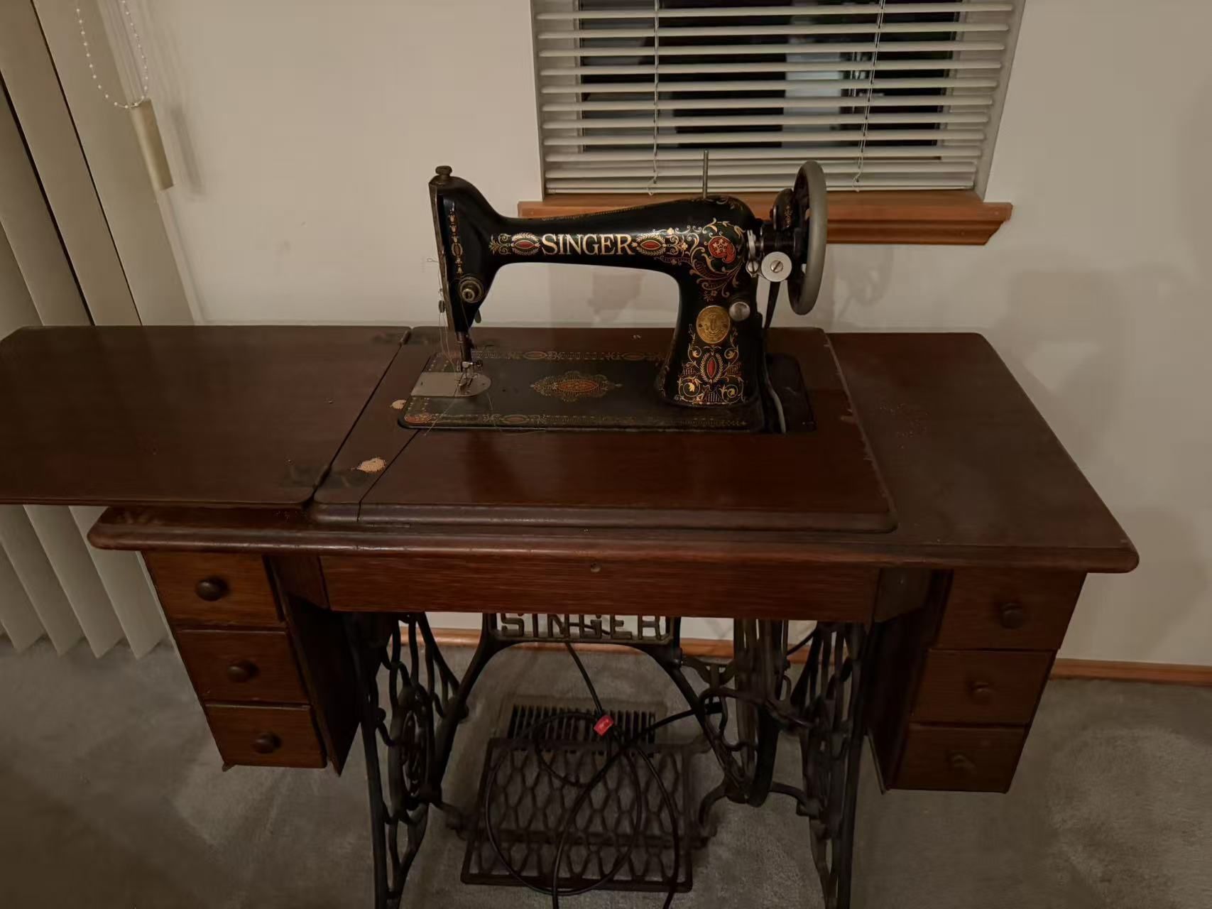 Vintage Singer Sphinx Sewing Machine With Table