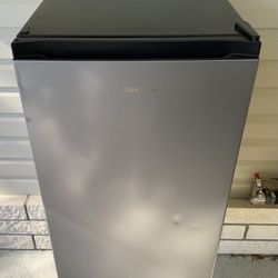Hisense Mini Refrigerator -BRAND NEW