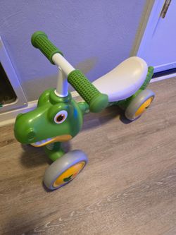 Dino balance bike with bubble blower