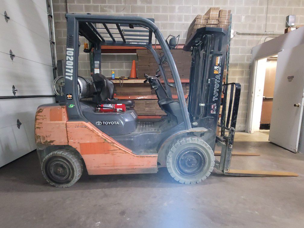 2016 Toyota 8FGU25 Pneumatic forklift 5,000 lbs ONLY 3200hrs