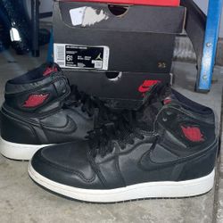 Jordan 1 Retro High Black Satin Gym Red Black (GS) size 5y