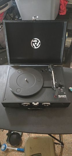 Numark  PT01 TOURING portable record player w/4hrs playback.