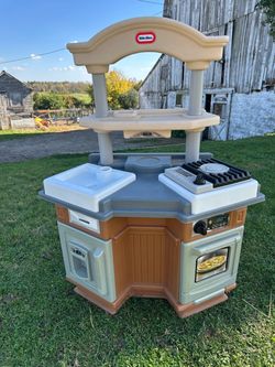 Toddlers plastic play kitchen