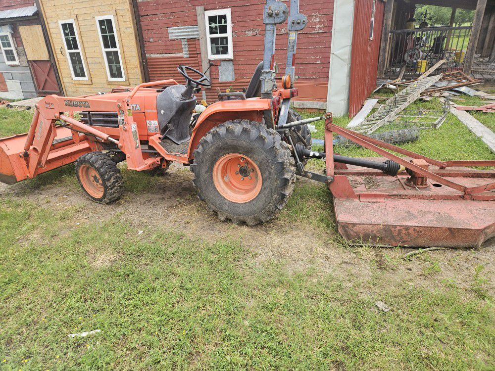 30 Hp 4wd Kubota Diesel Tractor With Loader And 5ft Shredder