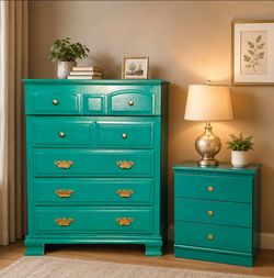 Beautiful dresser with night stand featuring, updated brushed golden hardware, and timeless craftsmanship. This versatile 5-drawer dresser with nights