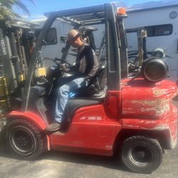 Unicarrier ( Nissan) Pneumatic Forklift 
