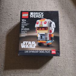 LEGO Star Wars BrickHeadz Luke Skywalker (Rebel Pilot) Set 40795. 