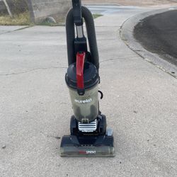 Red Eureka Vacuum/ Aspiradora Rojo De Eureka (detalles En Fotos/ Details In Photos) 