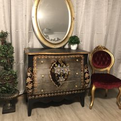 Very  Gorgeous Dresser with the mirror