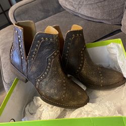Short Boots Size 8/12 - Women 