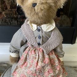 Mint Condition Collectible Boyds Bears Plush with Stand, Carolann Pickett 16”
