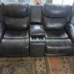 Power Reclining Loveseat 