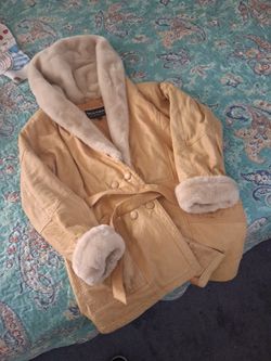 Ladies tan leather jacket fur collar and sleeves