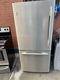 Nevera de 30” freezer abajo GE