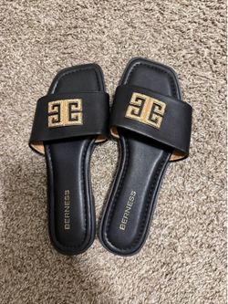 Womes slipper sandal size 6