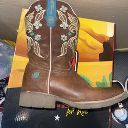 Girls Jessie boots..size 2.1/2 ...$25