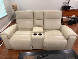Leather Love Seat Couch- Like New Condition