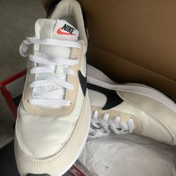 Woman’s Nike waffle debut