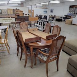 Oval dining table W / 6 chairs 2 leaves