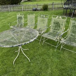 Vintage Woodard Wrought Iron table and 5 chairs 