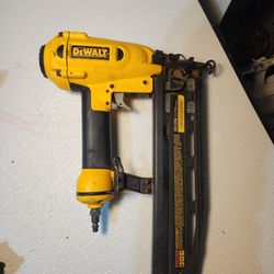 DeWalt 16-Gauge 2-1/2" Pneumatic Finish Nailer (D51256)