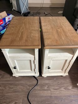 Accent Table w/ USB/USB-C Plug-Ins