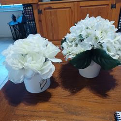 New Flower floral Arrangements in Pot planter. 2 available $5 each