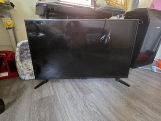 TV  43-inch screen Insignia