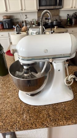 KitchenAid classic glass with three attachment. Excellent condition works perfect.