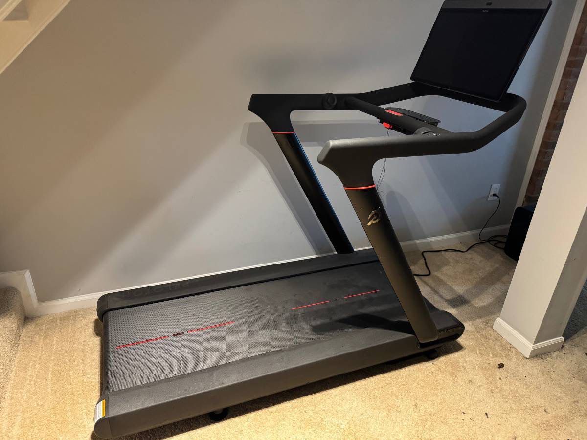 Peloton Tread + 100 uses + Delivery + 12 Month Warranty Like New!