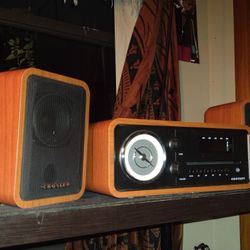 Retro Design Crosley AM/FM Radio, iPod player