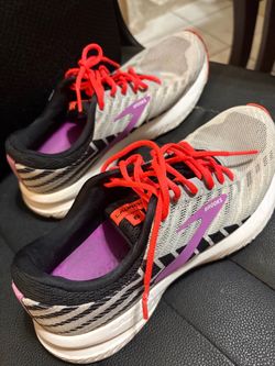Brooks launch 6 women’s size 7 tennis shoes