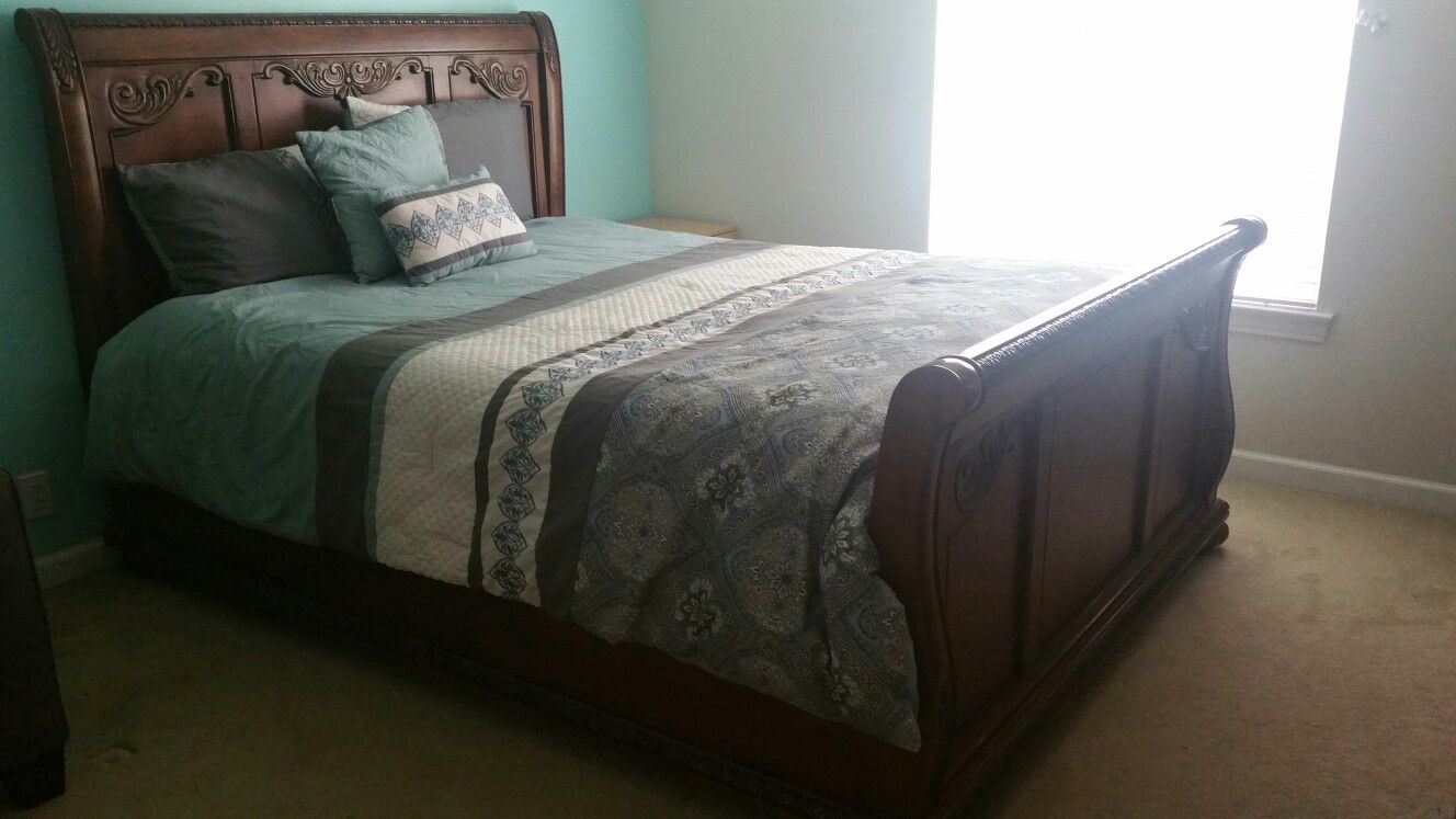 Beautiful queen size bed and mattress
