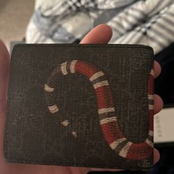 men’s gucci wallet , hardly used ! all authentic !