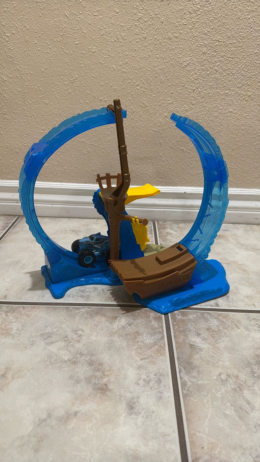 Monster Jam, Megalodon Loop of Doom Stunt Playset