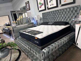 Stunning velvet bed! $1099 🛌🩶📦 available in black!