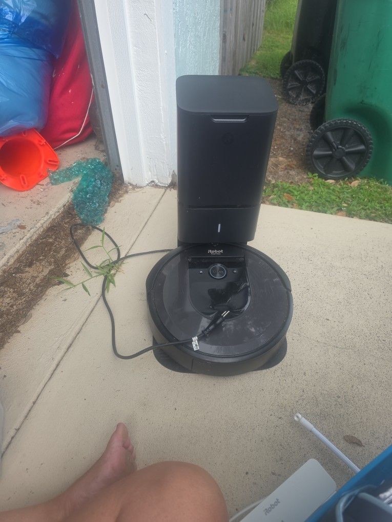 IRobot ROOMBA I7+ W/Auto Dirt Disposal - (EU Plug Needs Converter)