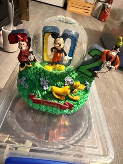 2002 DISNEY SNOW GLOBE
