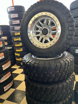Vendo ser de riñes nuevos 17x9 de ancho de 6-139.7 lugs con llantas 255/75/r17 instacion y balance gratis