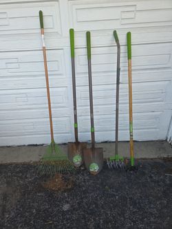 LOT OF NEW GARDEN TOOLS / RAKE / SPADE SHOVEL / DIRT CULTIVATOR